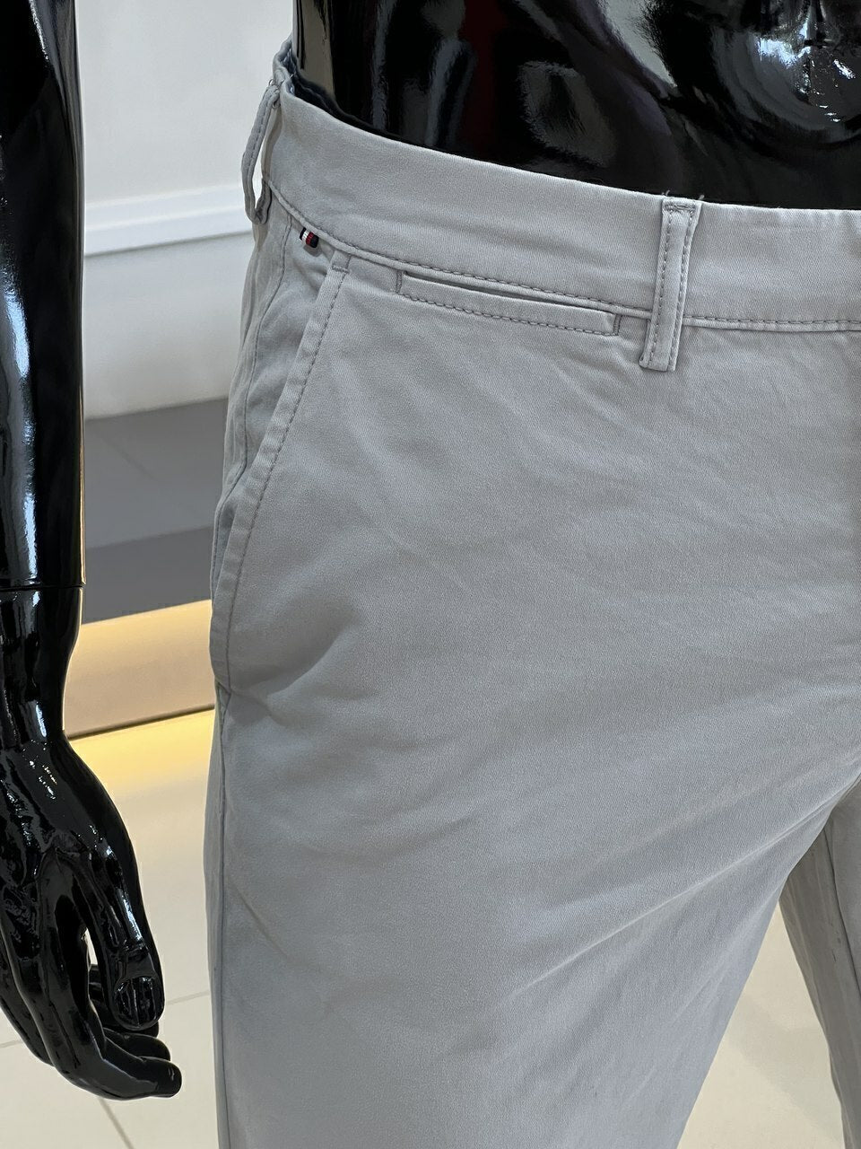 Calça Tommy Hilfiger Sarja Regular Fit Stretch Bolso Faca Masculino Cinza