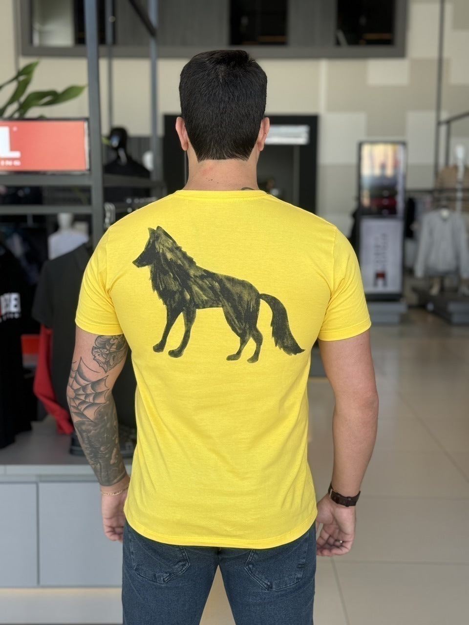 Camiseta Acostamento Lobo nas Costas Masculino