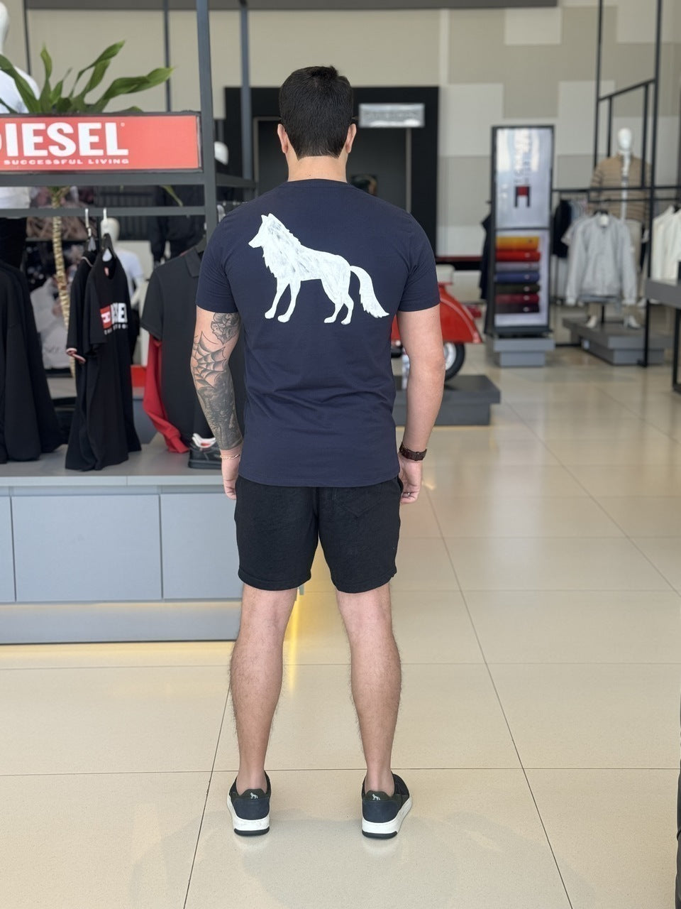 Camiseta Acostamento Lobo nas Costas Masculino