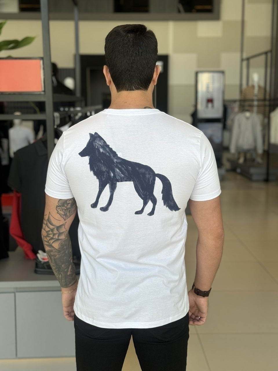 Camiseta Acostamento Lobo nas Costas Masculino