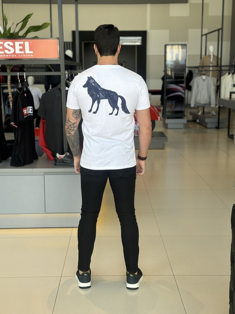 Camiseta Acostamento Lobo nas Costas Masculino