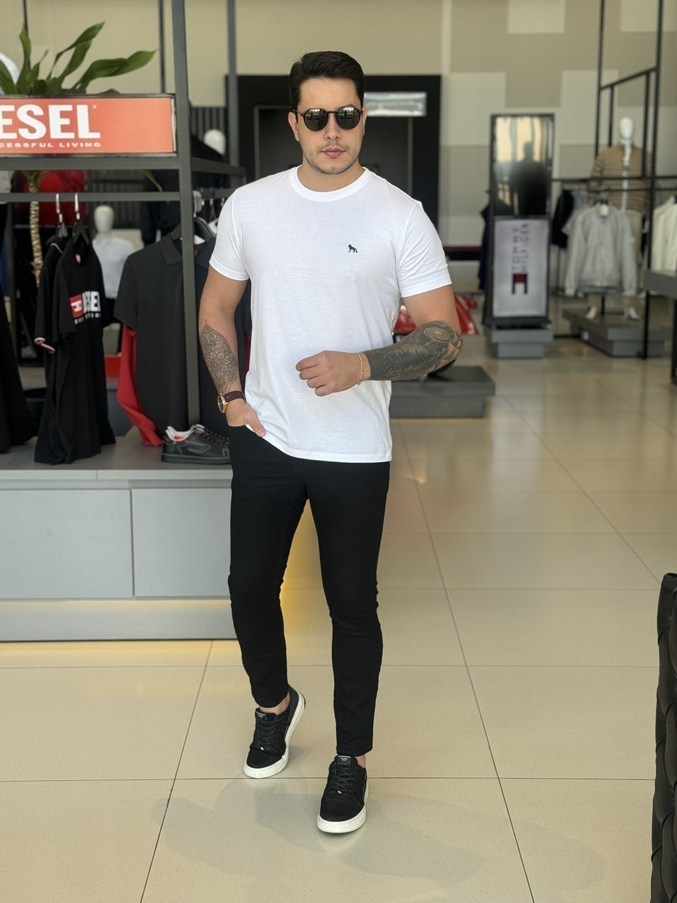 Camiseta Acostamento Lobo nas Costas Masculino