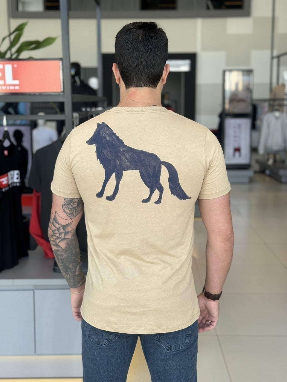 Camiseta Acostamento Lobo nas Costas Masculino