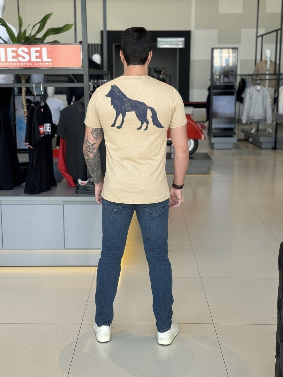 Camiseta Acostamento Lobo nas Costas Masculino