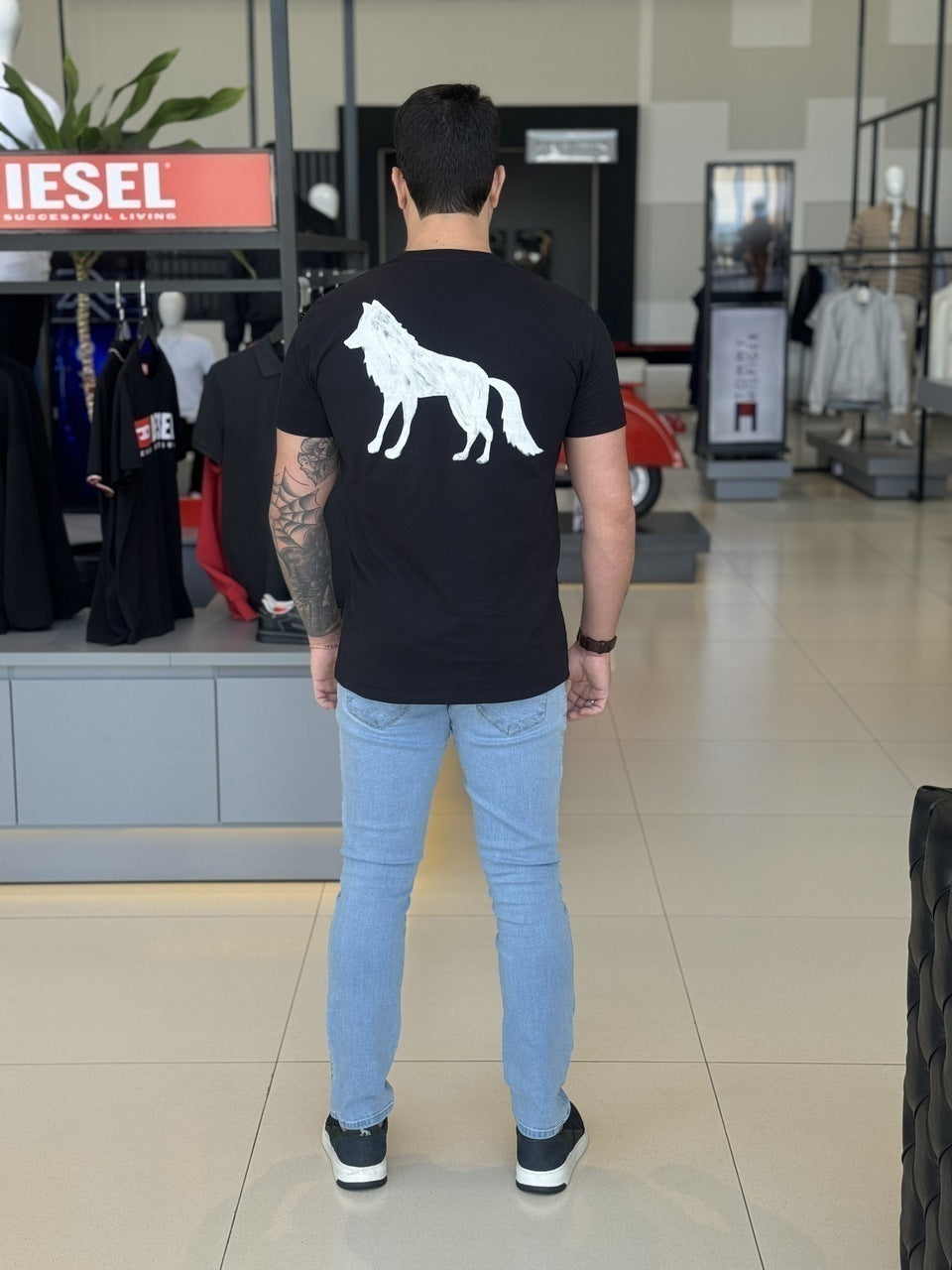 Camiseta Acostamento Lobo nas Costas Masculino