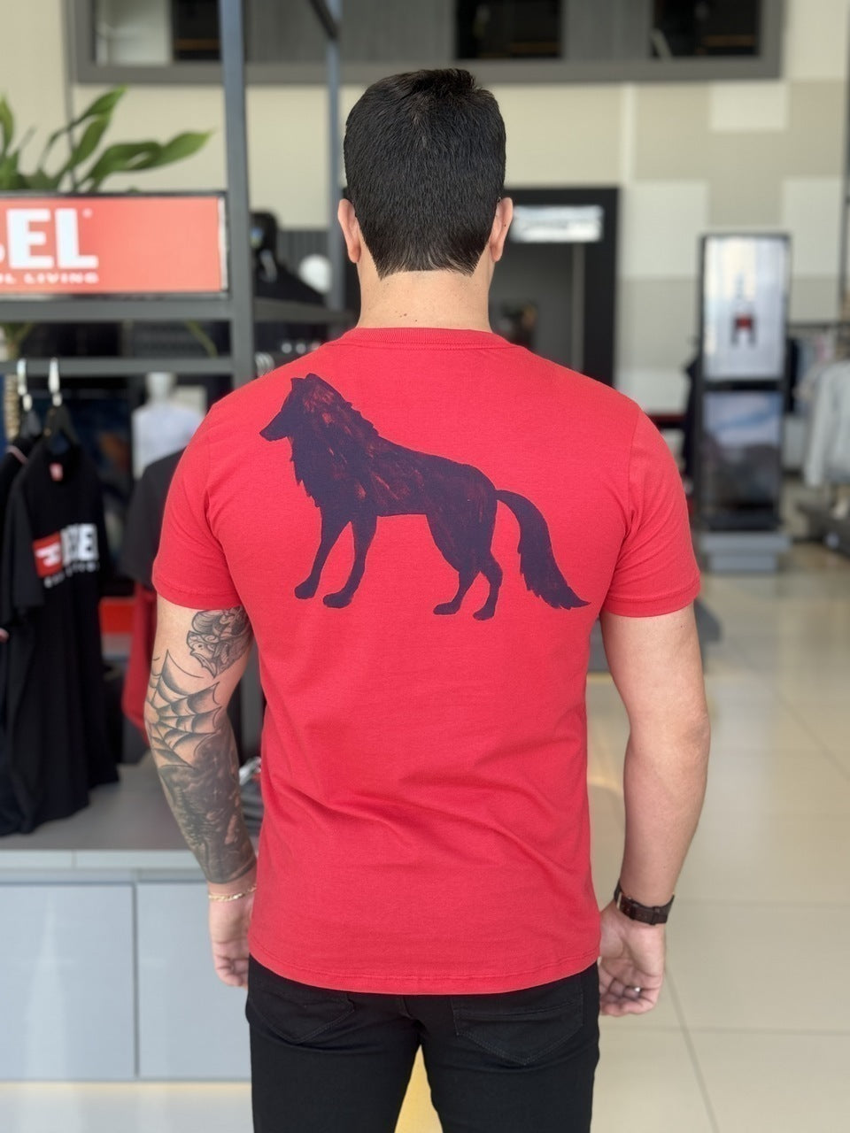 Camiseta Acostamento Lobo nas Costas Masculino