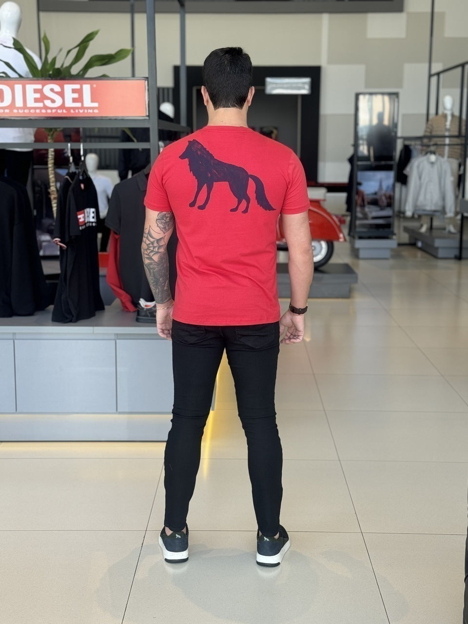 Camiseta Acostamento Lobo nas Costas Masculino