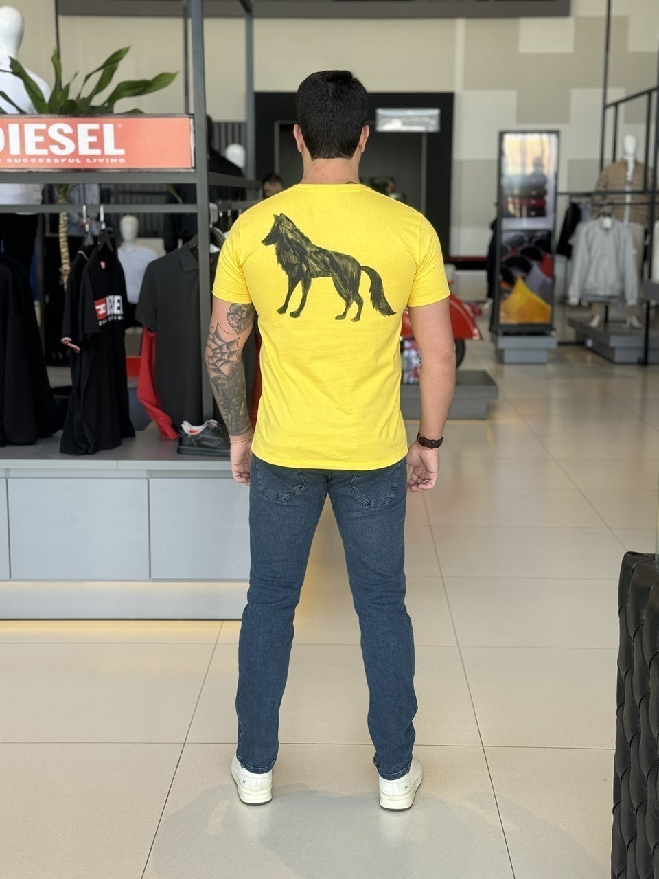 Camiseta Acostamento Lobo nas Costas Masculino