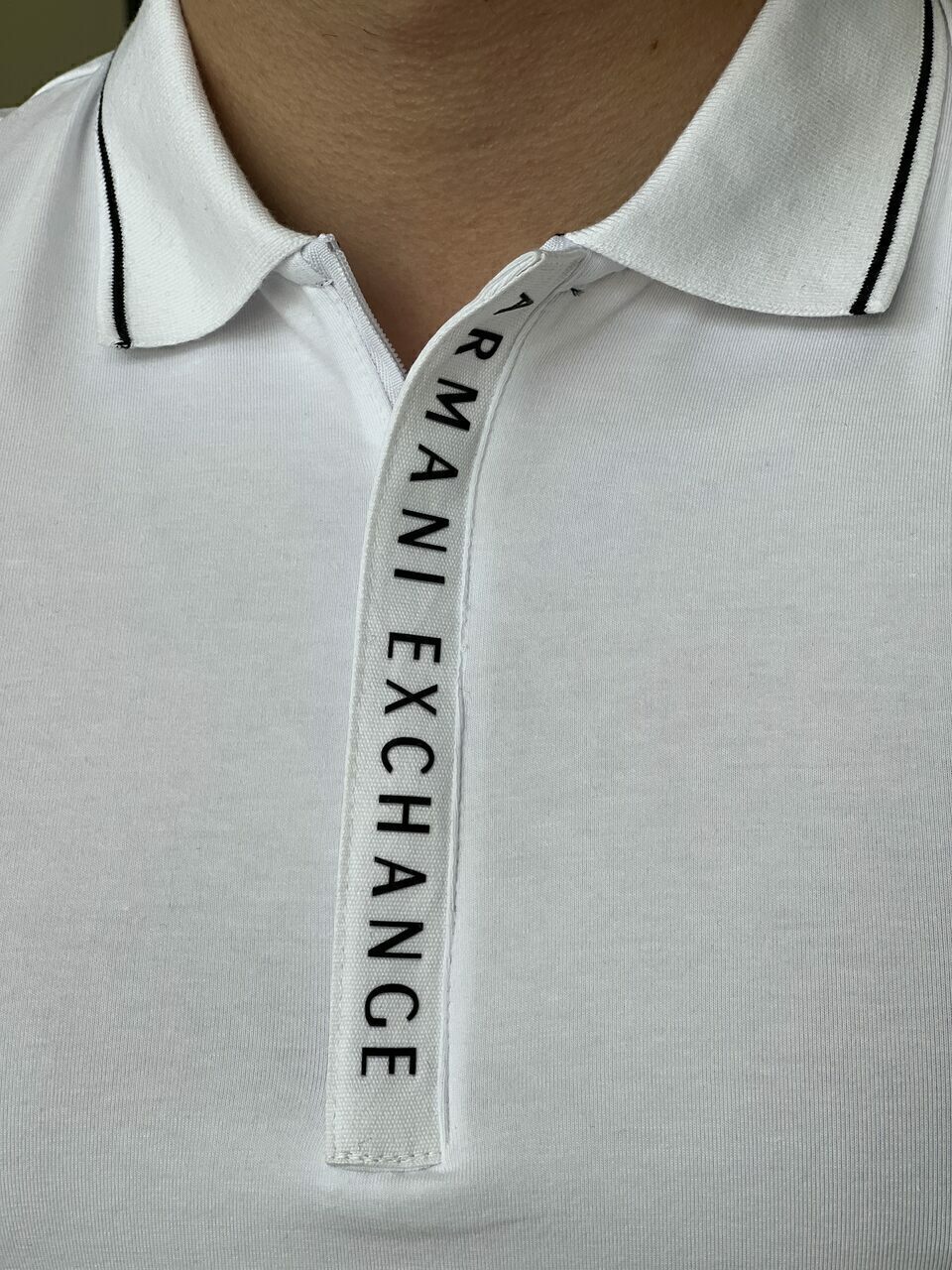 Polo Armani Exchange Friso na Gola Lettering Assinatura Emborrachado com Zíper Masculino Branco
