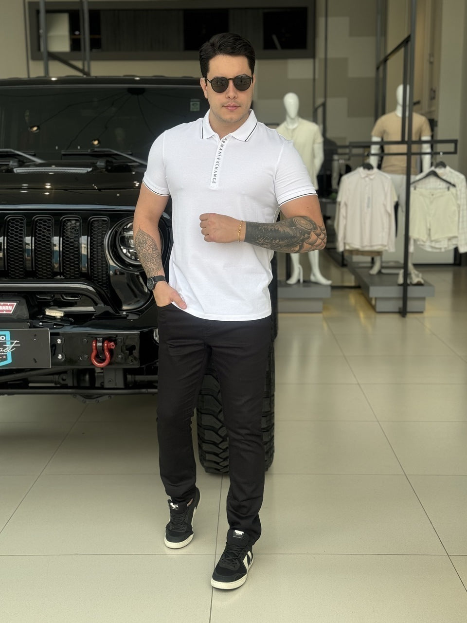 Polo Armani Exchange Friso na Gola Lettering Assinatura Emborrachado com Zíper Masculino Branco