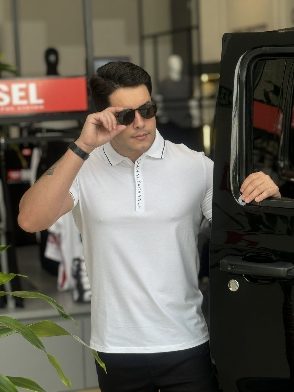 Polo Armani Exchange Friso na Gola Lettering Assinatura Emborrachado com Zíper Masculino Branco