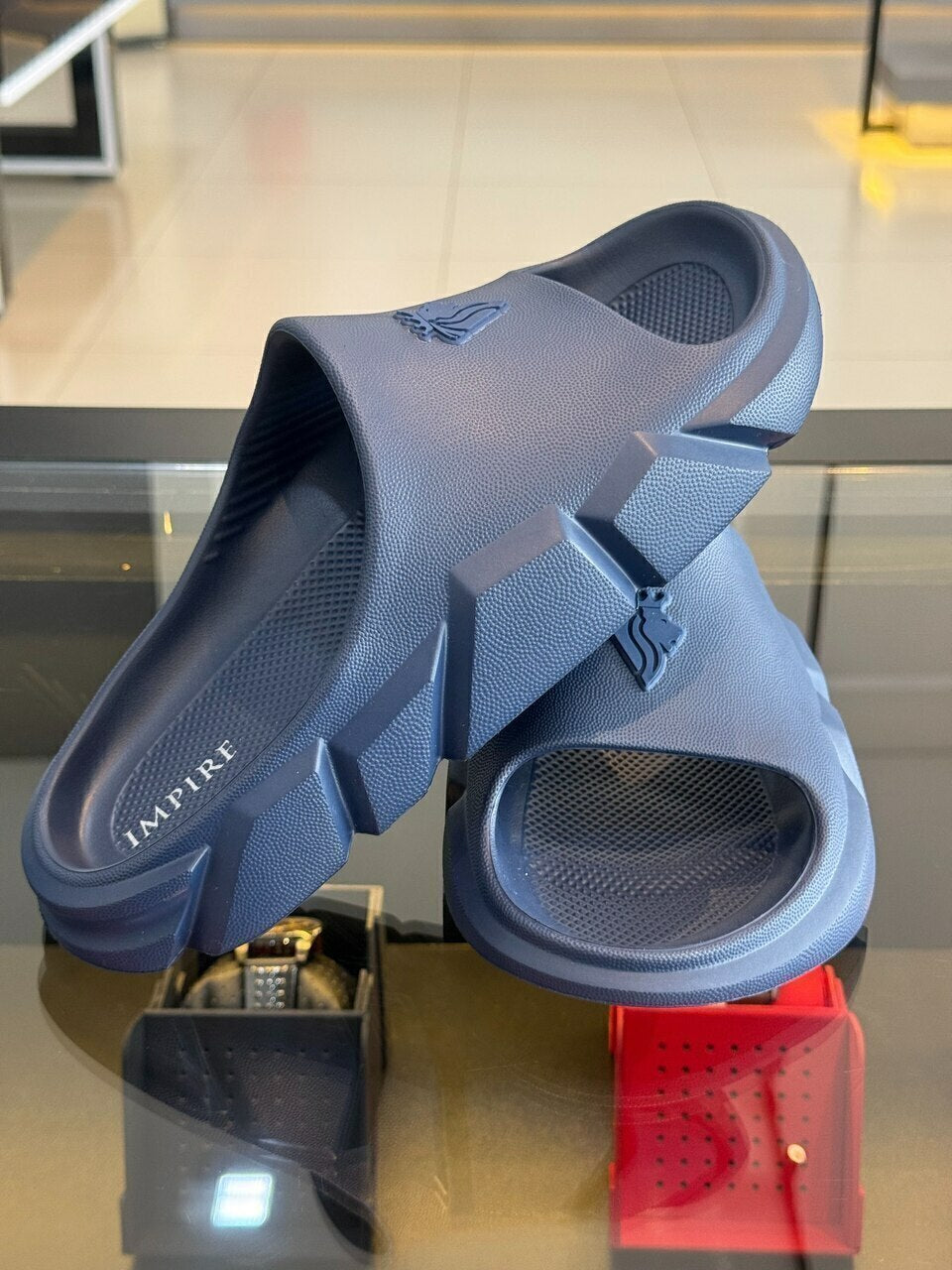 Slide Impire Lion Frontal em Alto Relevo Emborrachado Masculino