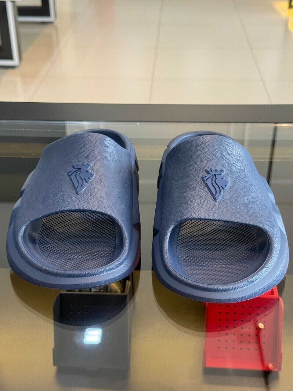 Slide Impire Lion Frontal em Alto Relevo Emborrachado Masculino