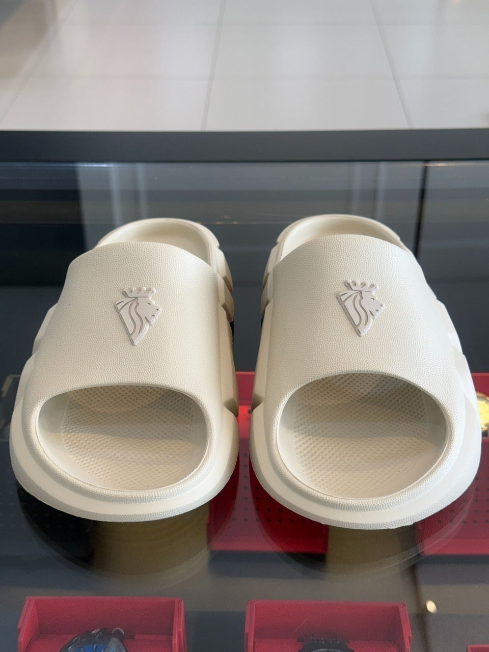 Slide Impire Lion Frontal em Alto Relevo Emborrachado Masculino