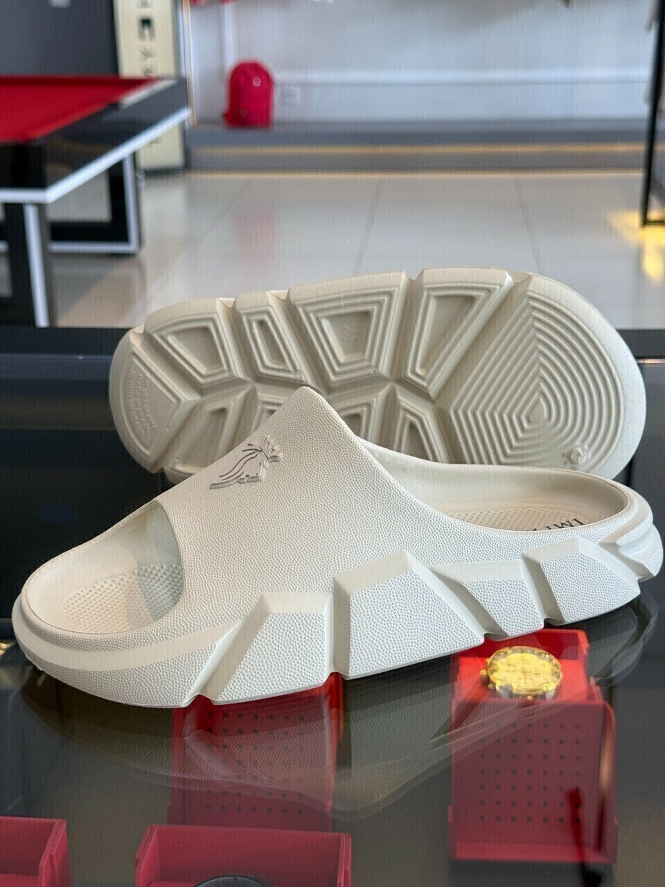 Slide Impire Lion Frontal em Alto Relevo Emborrachado Masculino