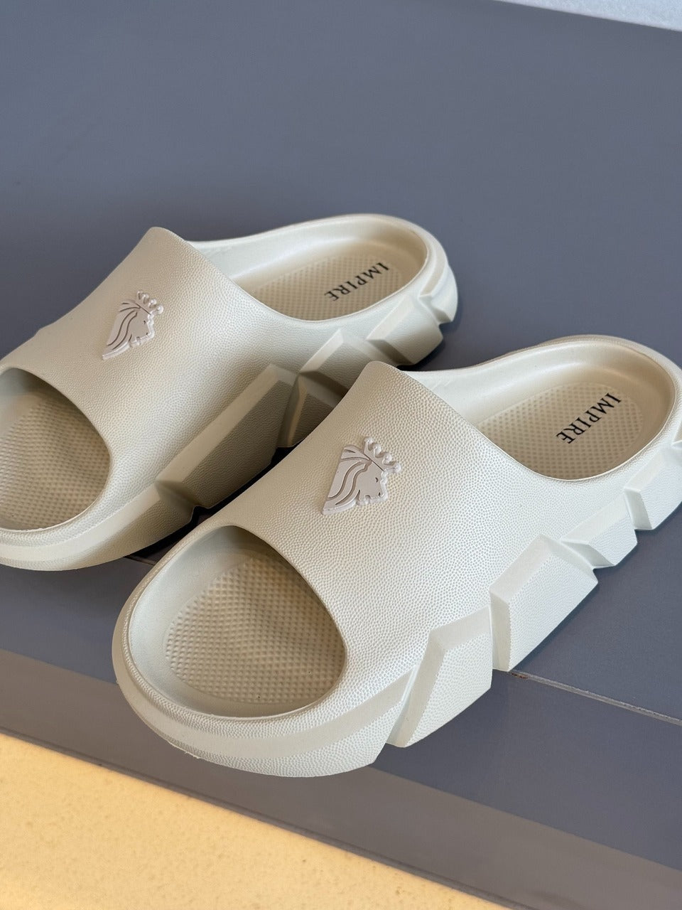 Slide Impire Lion Frontal em Alto Relevo Emborrachado Masculino
