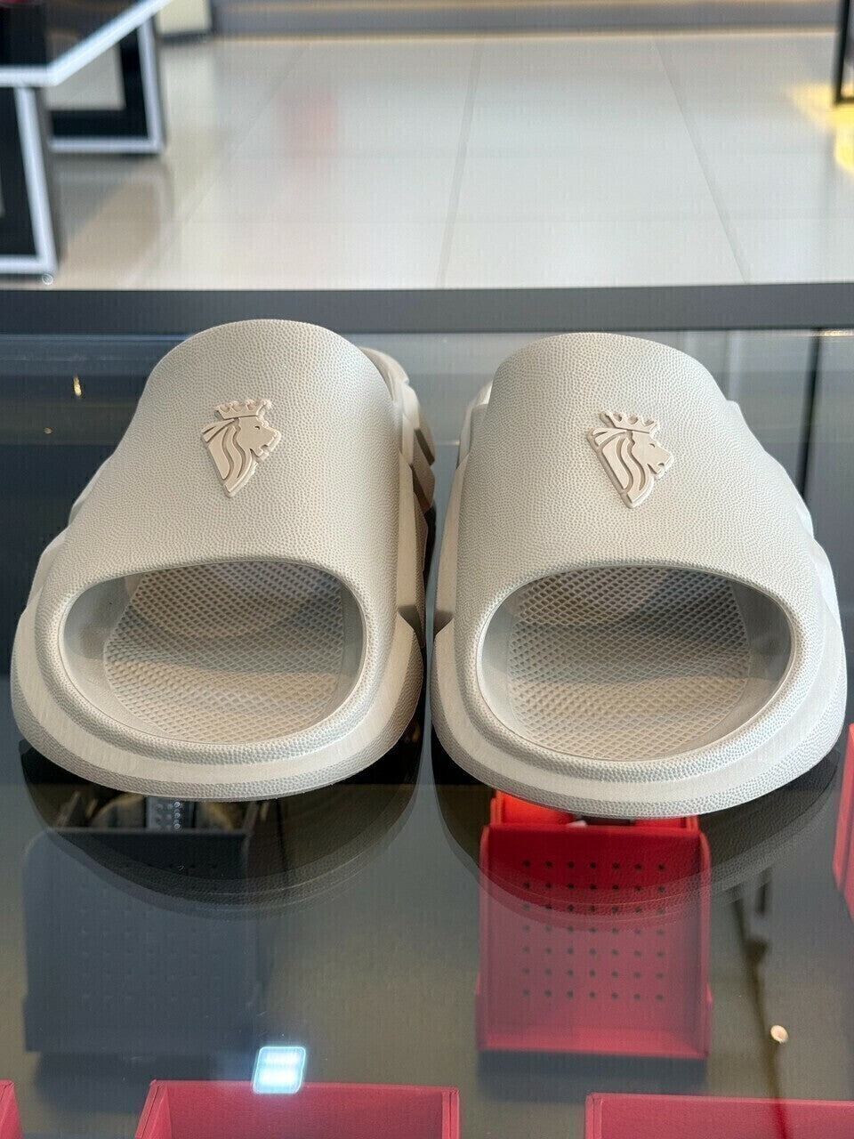 Slide Impire Lion Frontal em Alto Relevo Emborrachado Masculino