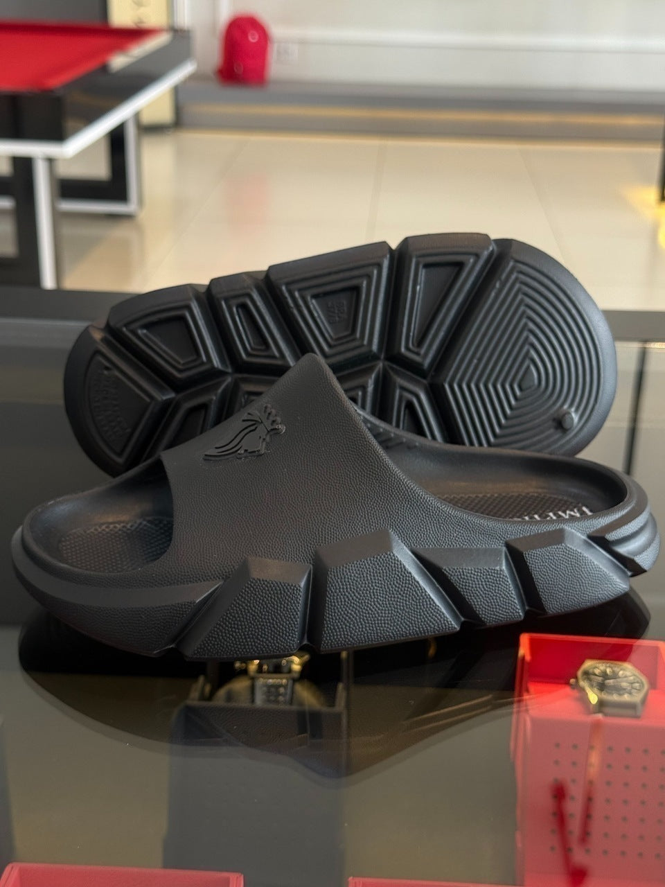 Slide Impire Lion Frontal em Alto Relevo Emborrachado Masculino