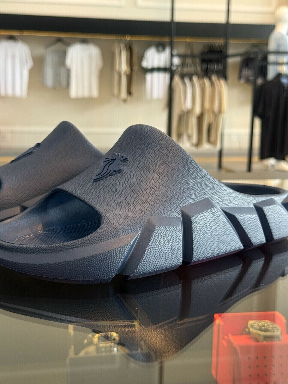 Slide Impire Lion Frontal em Alto Relevo Emborrachado Masculino