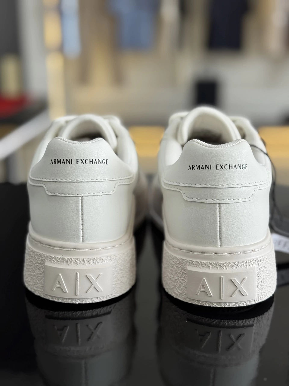 Tênis Armani Exchange Lion com Detalhe Acolchoado