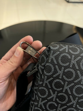 Bolsa Shoulder Bag Calvin Klein Monograma Masculino