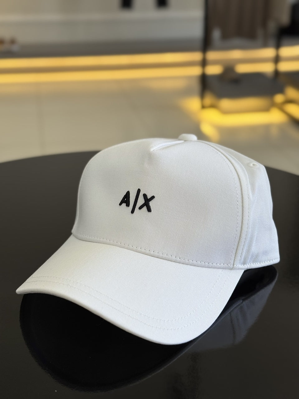 Boné Armani Exchange Logo Assinatura Bordado Relevo Frontal Masculino Branco