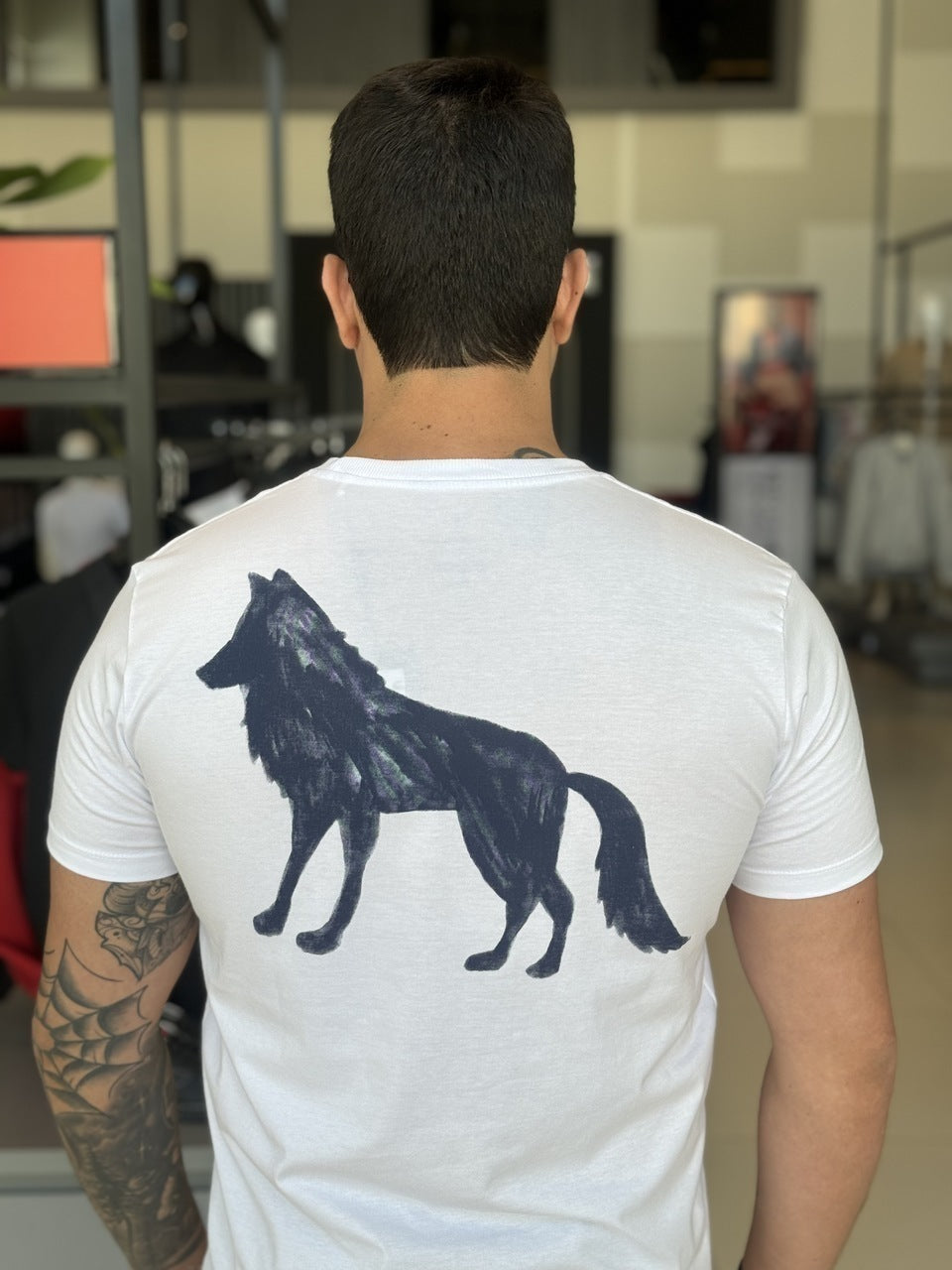 Camiseta Acostamento Lobo nas Costas Masculino
