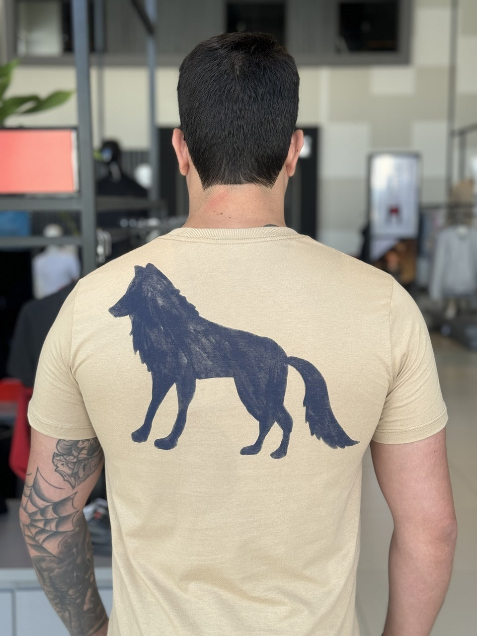 Camiseta Acostamento Lobo nas Costas Masculino
