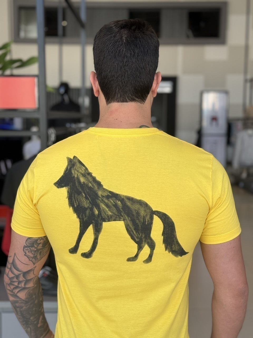 Camiseta Acostamento Lobo nas Costas Masculino
