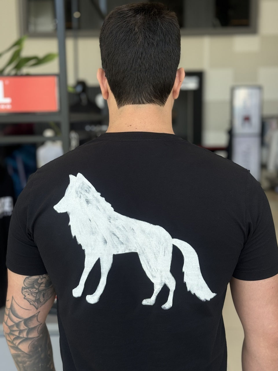 Camiseta Acostamento Lobo nas Costas Masculino