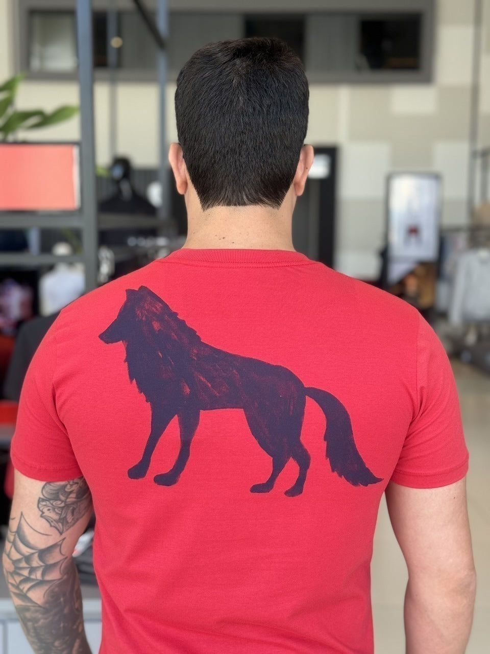 Camiseta Acostamento Lobo nas Costas Masculino