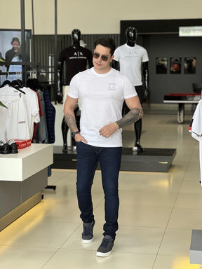 Camiseta Armani Exchange Lettering Assinatura Estampa no Peito Masculino