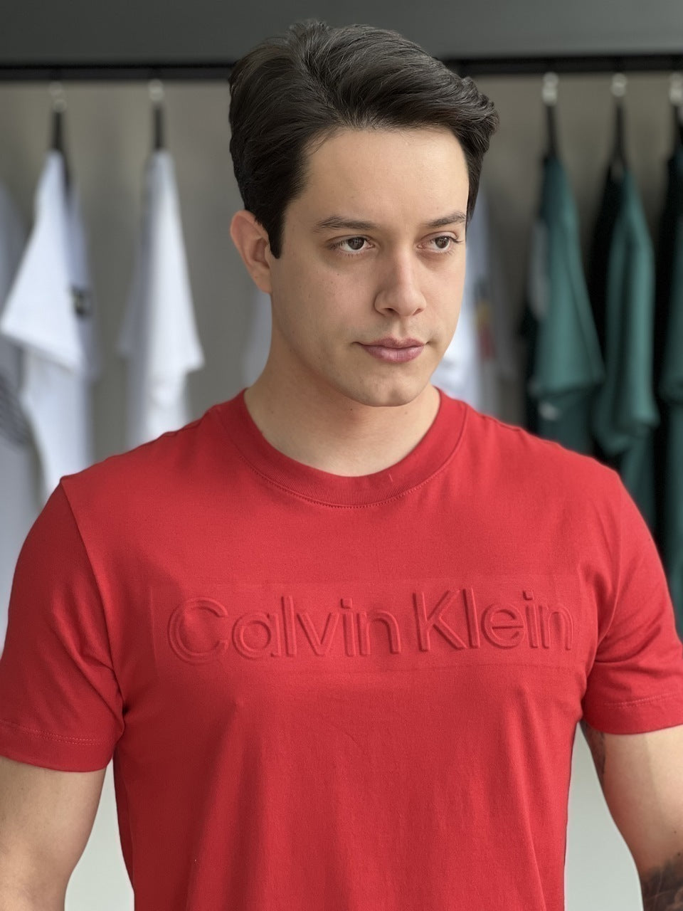 Camiseta Calvin Klein Lettering Assinatura Alto Relevo Masculino