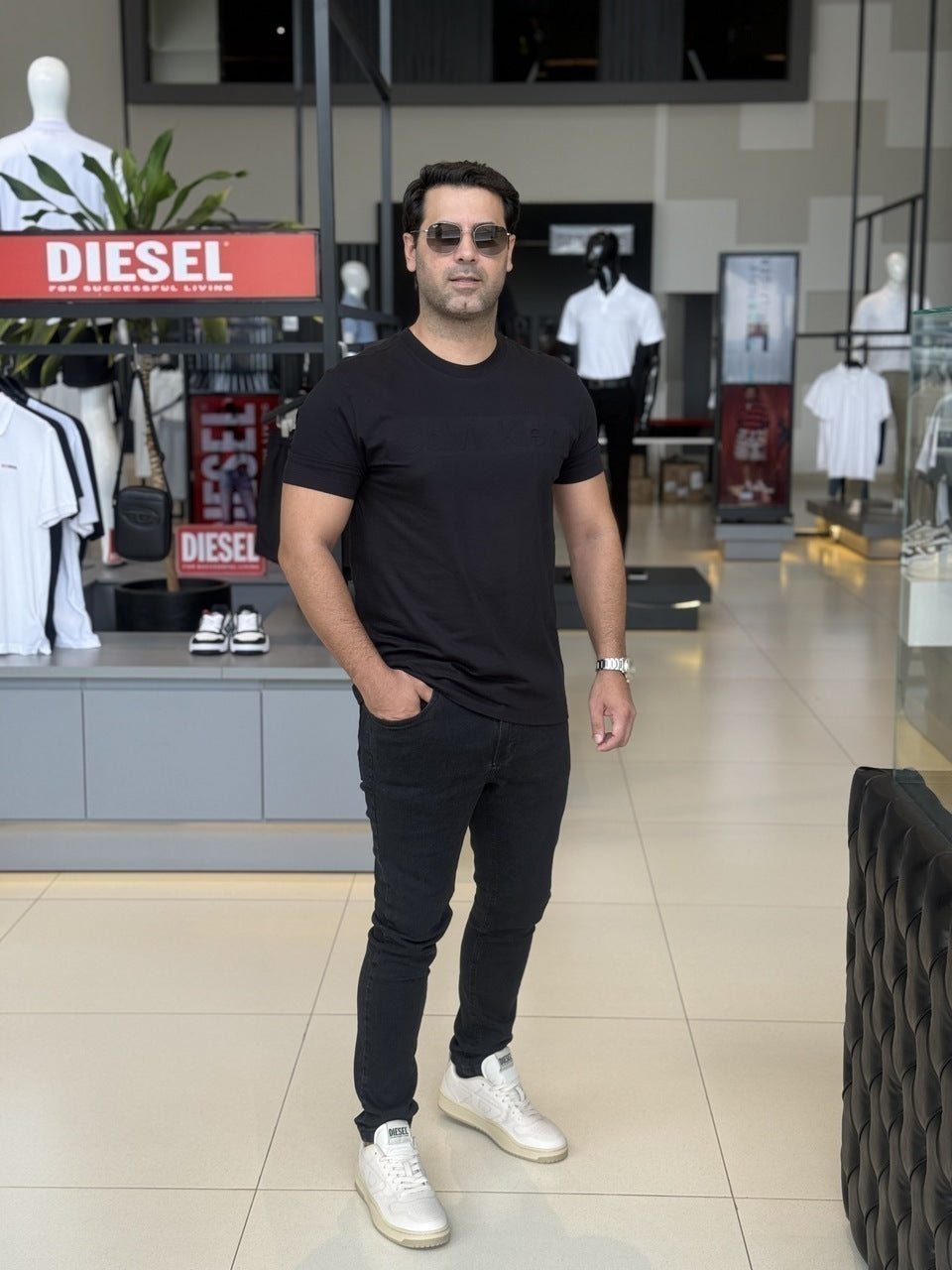 Camiseta Calvin Klein Lettering Assinatura Alto Relevo Masculino