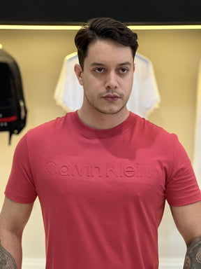 Camiseta Calvin Klein Lettering Assinatura Alto Relevo Masculino
