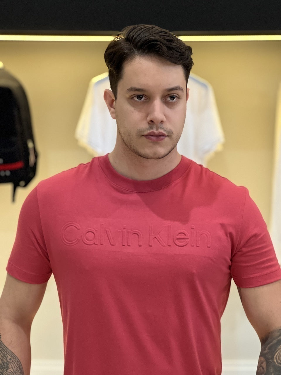 Camiseta Calvin Klein Lettering Assinatura Alto Relevo Masculino