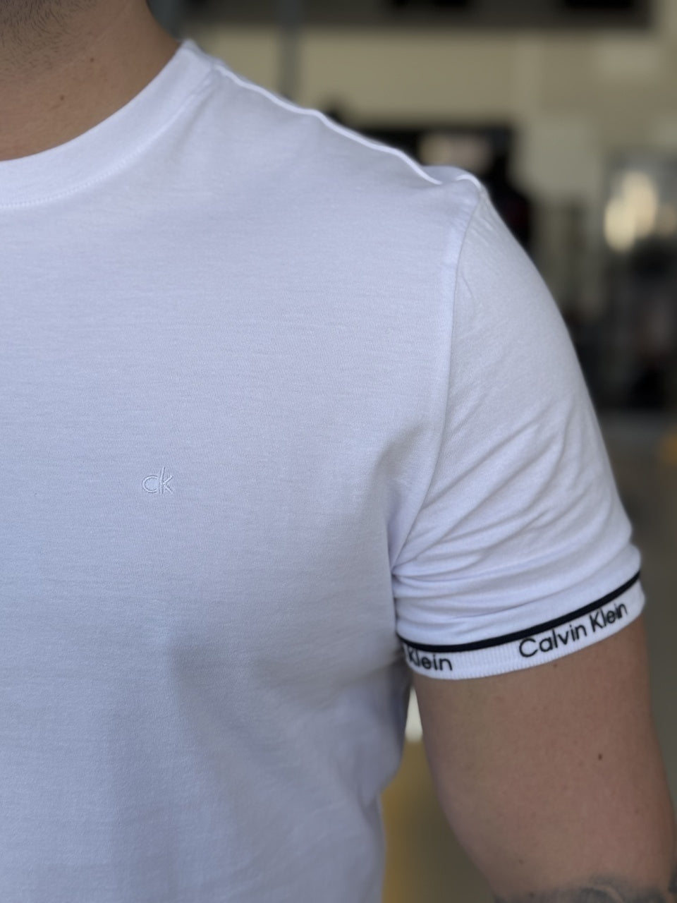 Camiseta Calvin Klein Logo no Punho Masculino