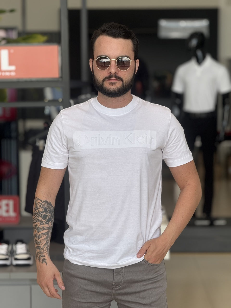 Camiseta Calvin Klein Lettering Assinatura Alto Relevo Masculino