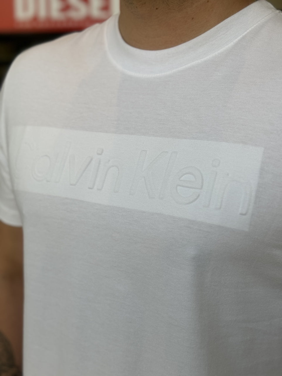 Camiseta Calvin Klein Lettering Assinatura Alto Relevo Masculino
