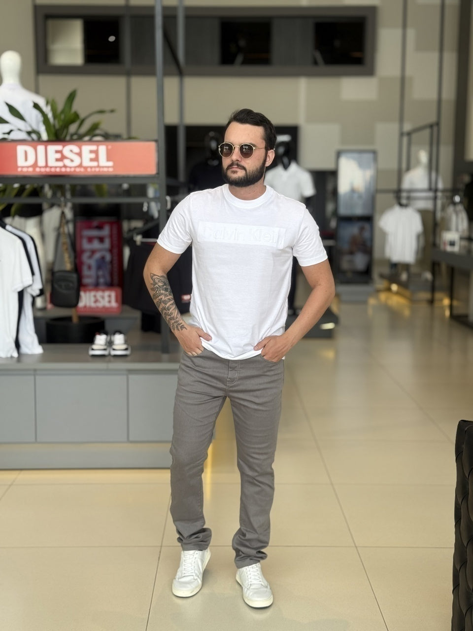 Camiseta Calvin Klein Lettering Assinatura Alto Relevo Masculino