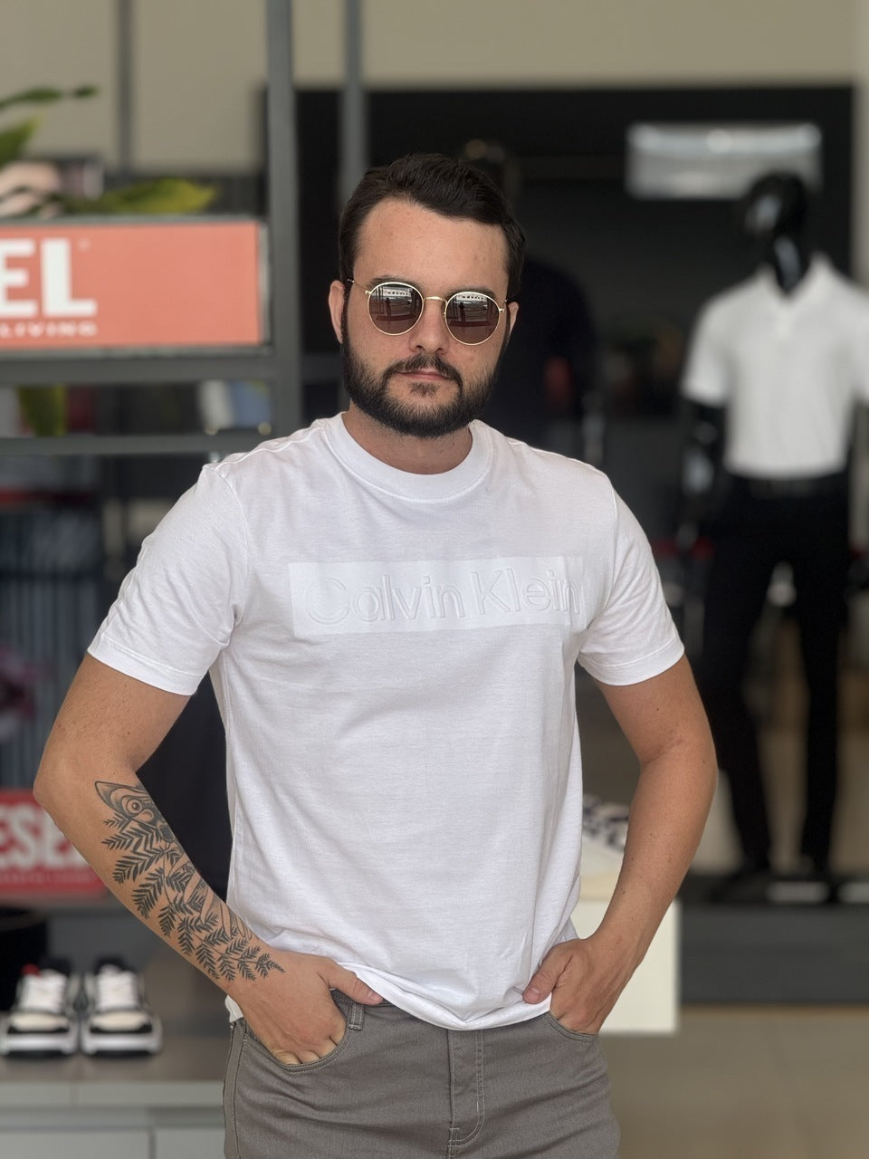 Camiseta Calvin Klein Lettering Assinatura Alto Relevo Masculino