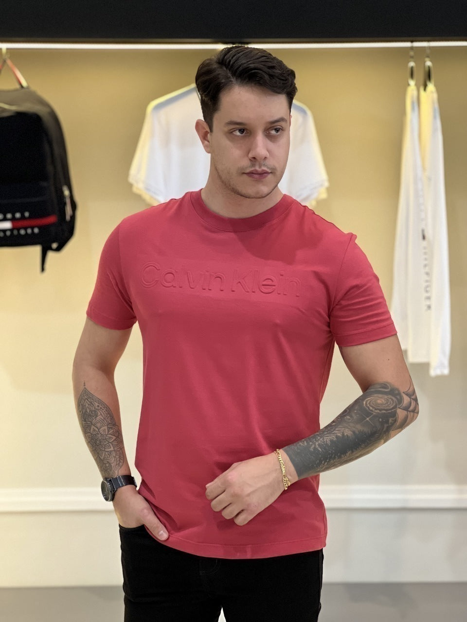 Camiseta Calvin Klein Lettering Assinatura Alto Relevo Masculino