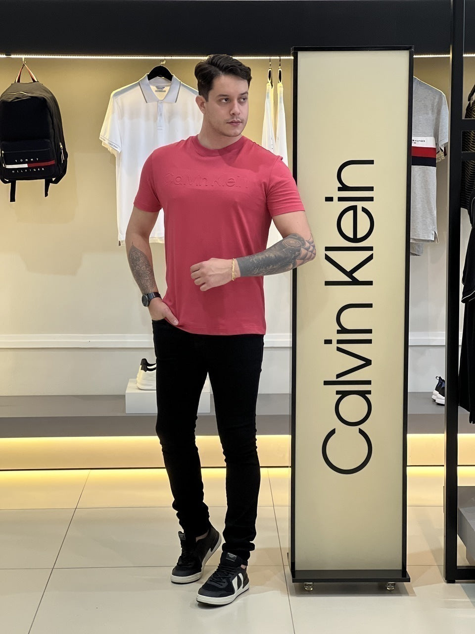 Camiseta Calvin Klein Lettering Assinatura Alto Relevo Masculino