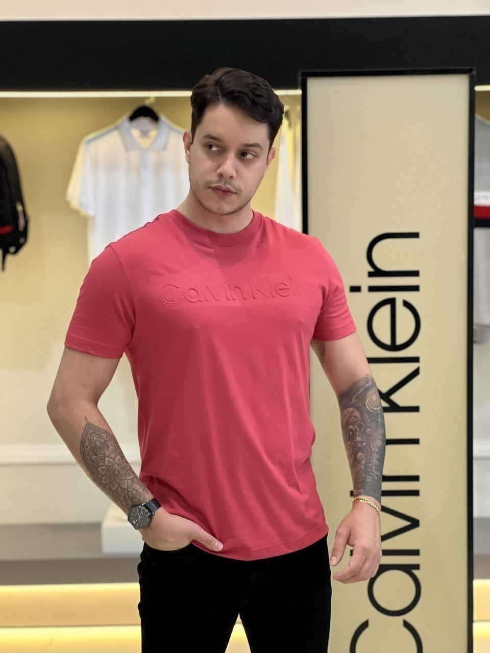 Camiseta Calvin Klein Lettering Assinatura Alto Relevo Masculino