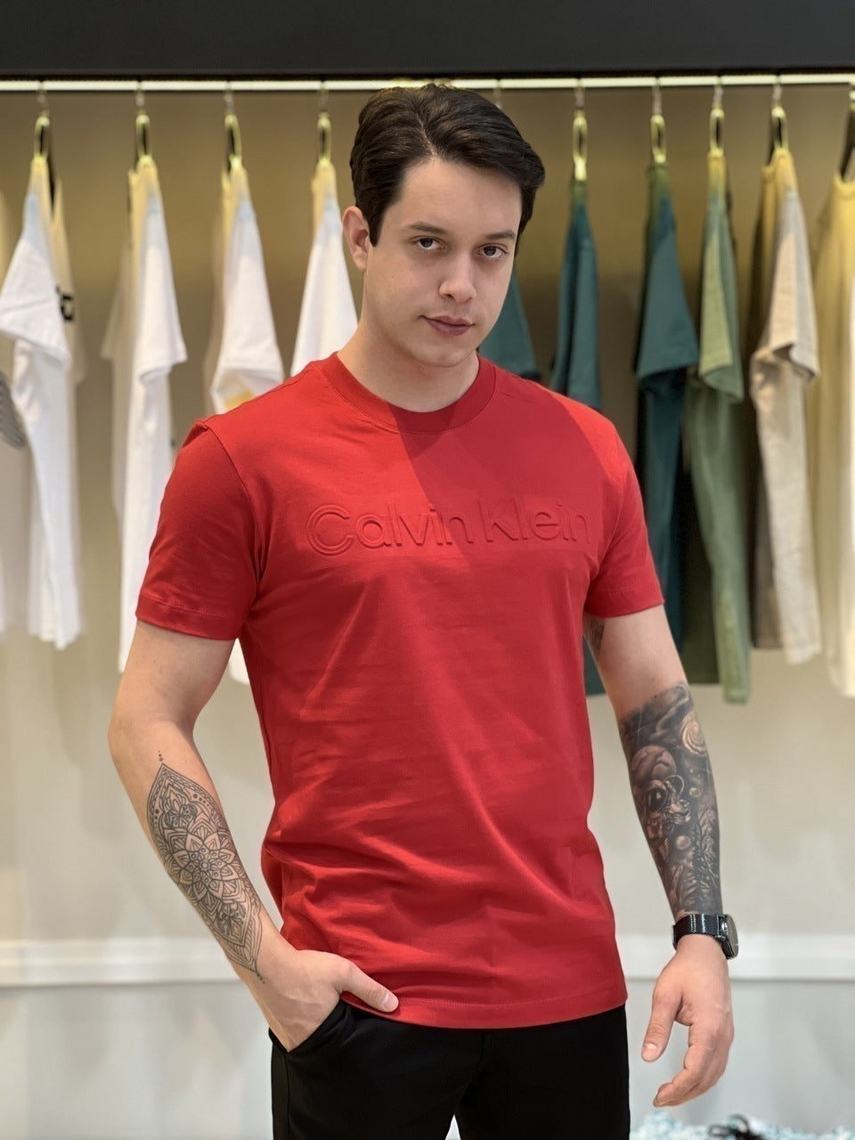 Camiseta Calvin Klein Lettering Assinatura Alto Relevo Masculino