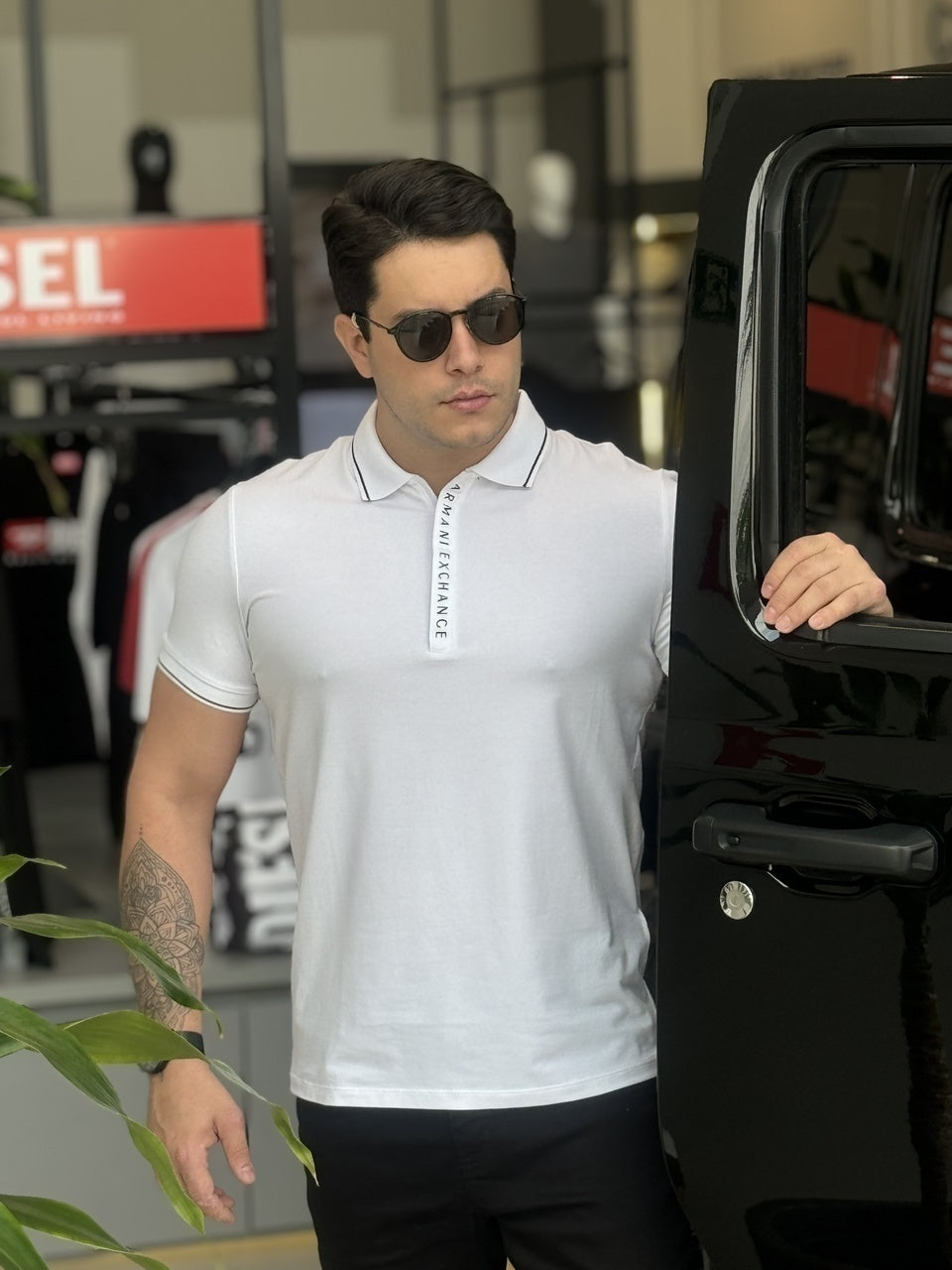 Polo Armani Exchange Friso na Gola Lettering Assinatura Emborrachado com Zíper Masculino Branco