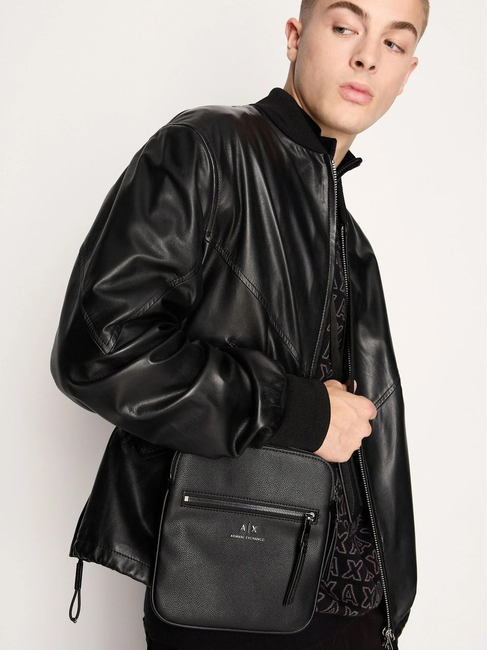 Bolsa Armani Exchange Dino Transversal Fina Masculino