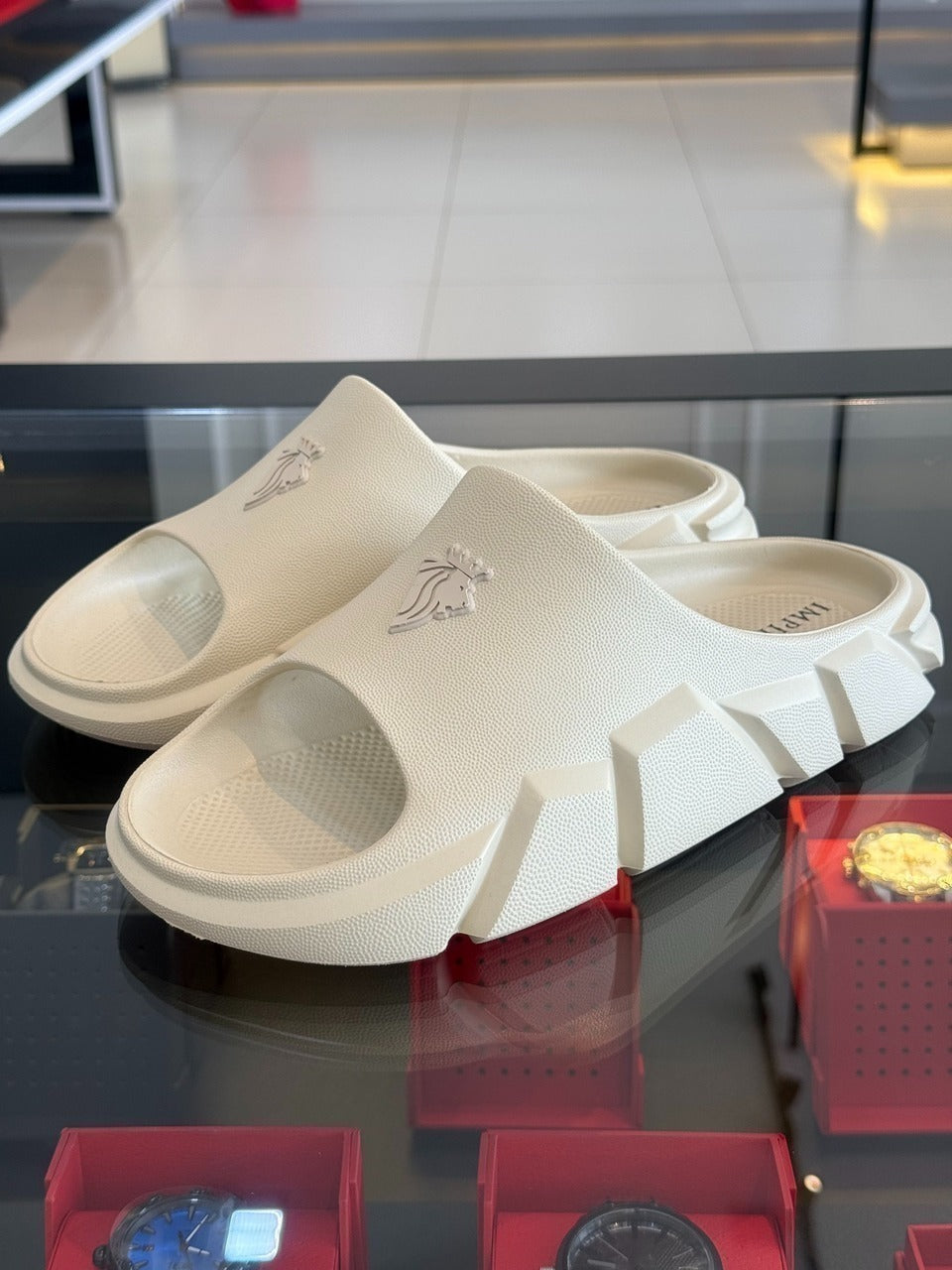 Slide Impire Lion Frontal em Alto Relevo Emborrachado Masculino