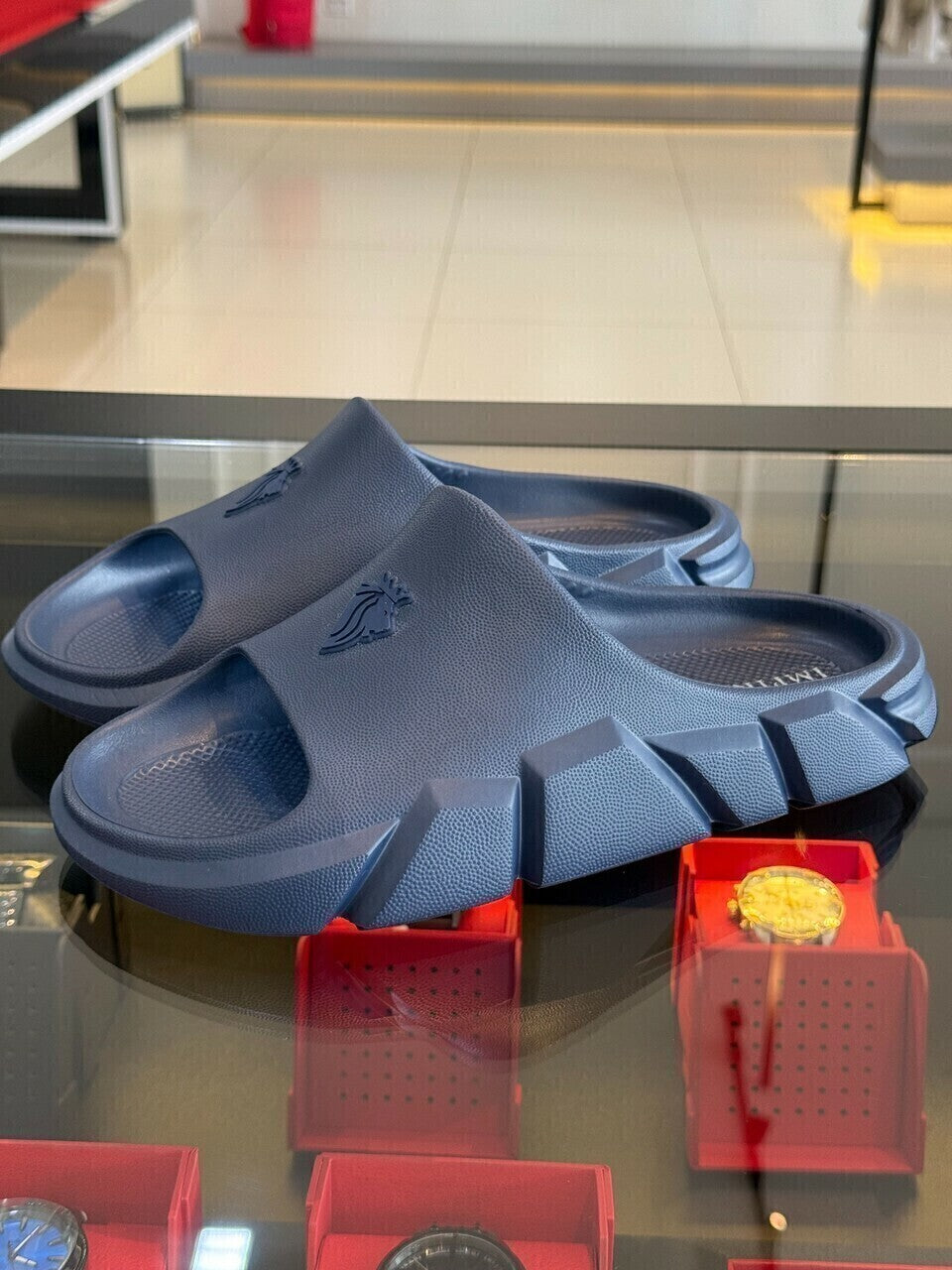Slide Impire Lion Frontal em Alto Relevo Emborrachado Masculino
