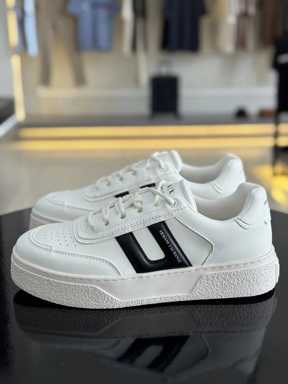 Tênis Armani Exchange Lion com Detalhe Acolchoado